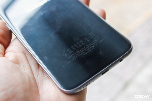  Mặt lưng Samsung Galaxy S7 edge phải nhìn thật kỹ và tùy theo góc sáng mới thấy được dấu vân tay. 