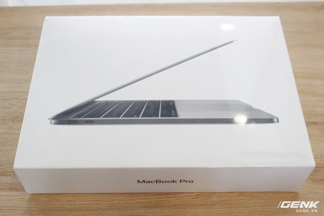 Đập hộp MacBook Pro 13 inch thế hệ mới, đặt cạnh MacBook 2015: Mỏng hơn rất nhiều, đẹp ấn tượng, dùng cực đã! - Ảnh 1.