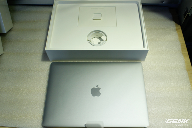 Đập hộp MacBook Pro 13 inch thế hệ mới, đặt cạnh MacBook 2015: Mỏng hơn rất nhiều, đẹp ấn tượng, dùng cực đã! - Ảnh 4.
