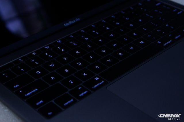 Đập hộp MacBook Pro 13 inch thế hệ mới, đặt cạnh MacBook 2015: Mỏng hơn rất nhiều, đẹp ấn tượng, dùng cực đã! - Ảnh 12.