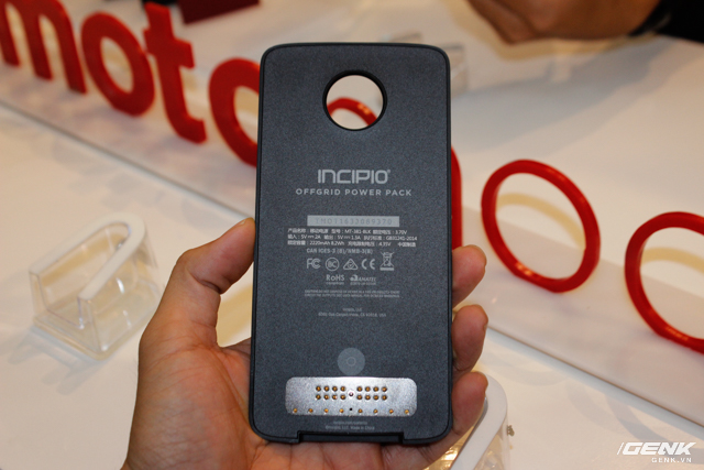 Incipio offGRID Power Pack – nắp lưng kiêm pin sạc dự phòng, tăng thêm 20 giờ sử dụng cho điện thoại. 
