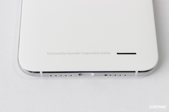  Dòng chữ Bản quyền thuộc tập đoàn Hyundai, Hàn Quốc, bên cạnh là loa ngoài. 