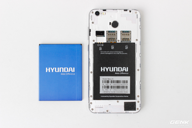  Nắp lưng có thể tháo rời, Hyundai hỗ trợ 2 SIM, 1 thẻ nhớ microSD. Pin của máy có dung lượng 2.150 MAh. 