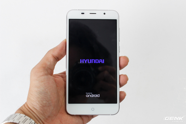  Khởi động máy lên nào, logo Hyundai cùng dòng chữ Powered by Android đã xuất hiện. 