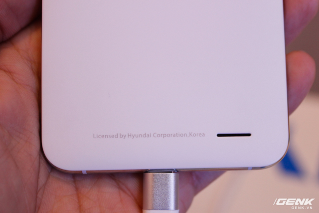  Cũng giống Seoul S6, phía dưới lưng của Seoul 5 cũng xuất hiện dòng chữ Licensed by Hyundai Corporation, Korea. 