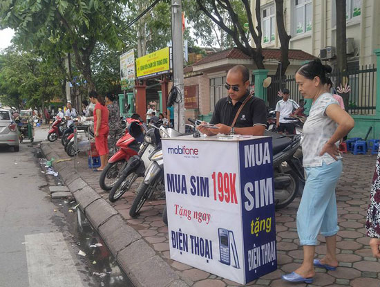  Một điểm bán SIM dạo trên đường Thái Thịnh&nbsp; 