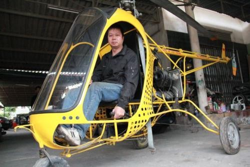  Anh Nguyễn Văn Thắng và máy bay trực thăng của mình. 