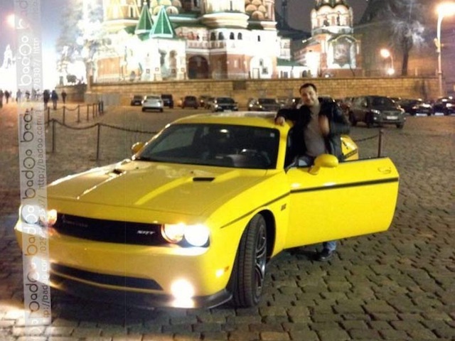  Roman Seleznev bên chiếc xe Dodge Challenger SRT của hắn 