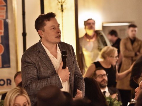 Elon Musk tại Hội nghị phát triển của Vox Media. 
