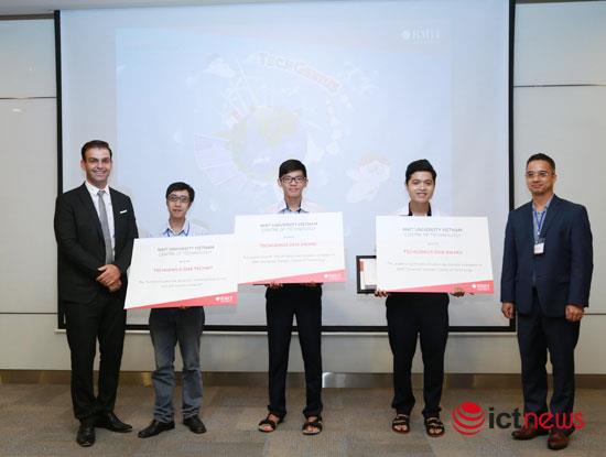  Ba học sinh trường THPT Gia Định nhận giải Nhất cuộc thi sản phẩm công nghệ RMIT TechGenius 2016. 