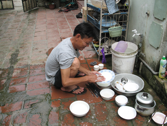  Đàn ông rửa bát, hình ảnh không thường thấy ở nước ta. Ảnh minh hoạ 