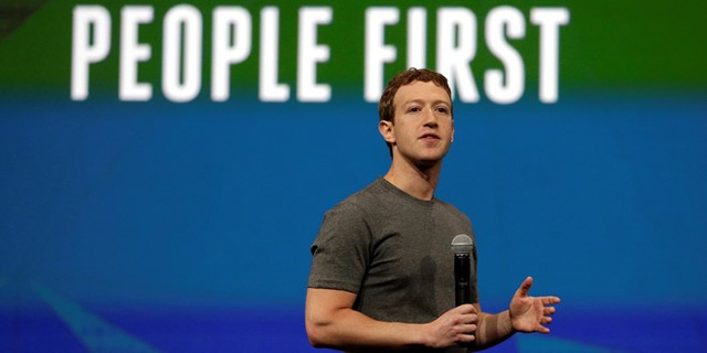  Mark Zuckerberg, sinh năm 1984, là người sáng lập ra mạng xã hội Facebook. Khối tài sản ròng của anh hiện là 55,3 tỷ USD. Người đàn ông này tạo ra Facebook với sự giúp đỡ của các bạn học tại Đại học Harvard. Sau đó, họ giới thiệu nó đến những ngôi trường khác. Facebook liên tục mở rộng và chạm mốc 1 tỷ người dùng vào năm 2012. Cùng năm đó, anh thành hôn với Priscilla Chan. Cặp đôi đón con gái đầu lòng vào cuối năm 2015 và quyết định quyên góp 99% tài sản để làm từ thiện. Ảnh: Reuters. 