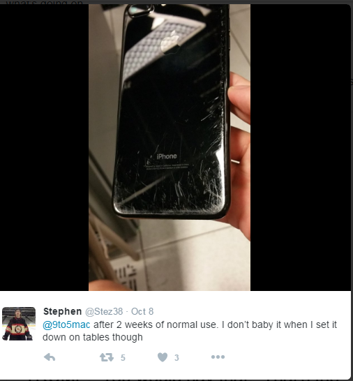 Hình ảnh chiếc iPhone 7 Plus Jet Black tả tơi sau 2 tuần sử dụng bình thường. Ảnh: Twitter.