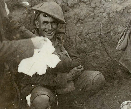  Bức ảnh được chụp vào năm 1916, trong chiến tranh thế giới thứ nhất với hình ảnh một người lính trong chiến hào, trận đánh Courcelette, Pháp. Ánh mắt của anh ta như khắc họa sự khốc liệt và kinh hoàng của chiến tranh. 