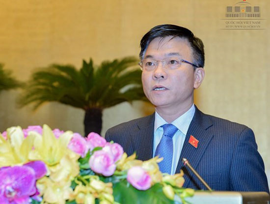  Bộ trưởng Bộ Tư pháp Lê Thanh Long trình bày tờ trình dự án Luật sửa đổi, bổ sung một số điều của Bộ Luật Hình sự số 100/2015/QH13. 