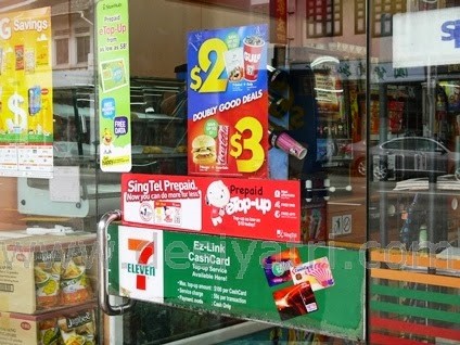  Quảng cáo SIM trả trước của Singtel tại một cửa hàng tiện ích 7 Eleven ở Singapore. Ảnh: desiyatri.com. 