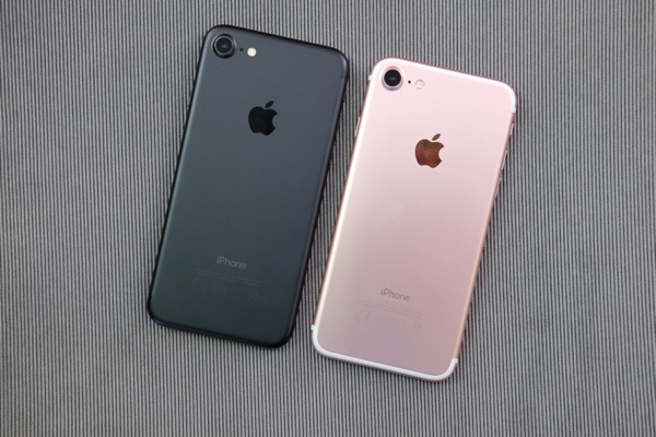  iPhone 7 đen và hồng - Ảnh: H.Đ 