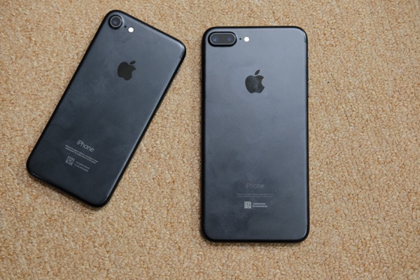  iPhone 7 và iPhone 7 Plus đen bản thủ nghiệm - Ảnh: H.Đ 