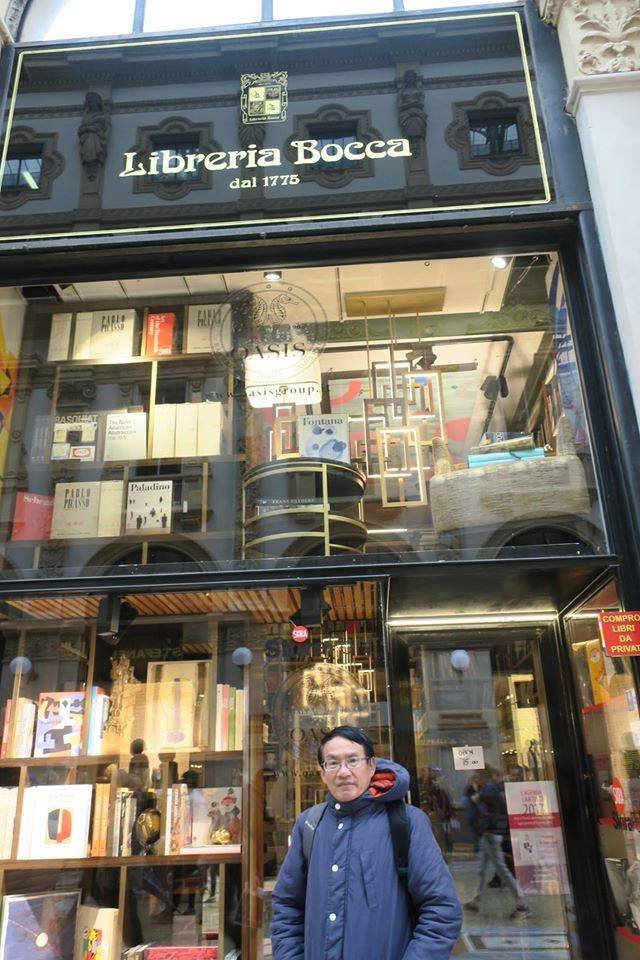  Tác giả đứng trước một tiệm sách ra đời từ năm 1775, nằm ngay giữa trái tim của Milan, Ý - Ảnh: Tác giả cung cấp 