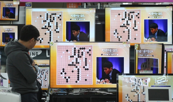  Một người đang theo dõi trận đấu mà nhà vô địch cờ vây Lee Se-dol đã thua cỗ máy trí tuệ nhân tạo của Google - Ảnh: LA Times 