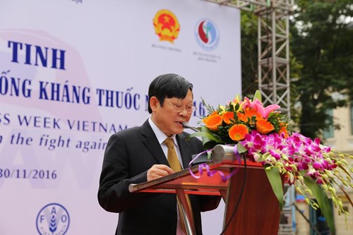 Thứ trưởng Bộ Y tế Nguyễn Viết Tiến phát biểu tại buổi lễ.
