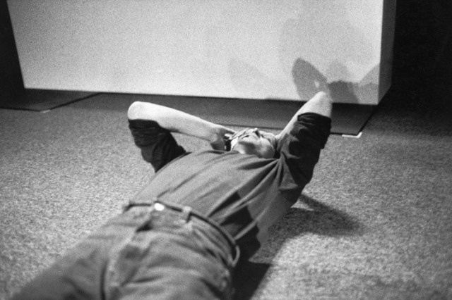 Hình ảnh Steve Jobs sử dụng một chiếc điện thoại nắp gập không rõ thương hiệu trích từ sách về cuộc đời ông của tác giả Walter Isaacson.