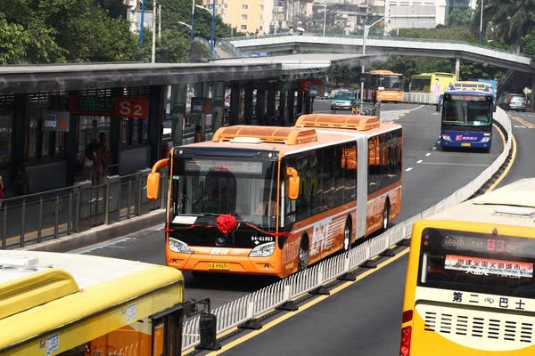  Tại một số quốc gia trên thế giới, hệ thống xe buýt BRT còn được bố trí riêng một làn đường ở giữa để tránh bị cản trở khi di chuyển vào bến. 