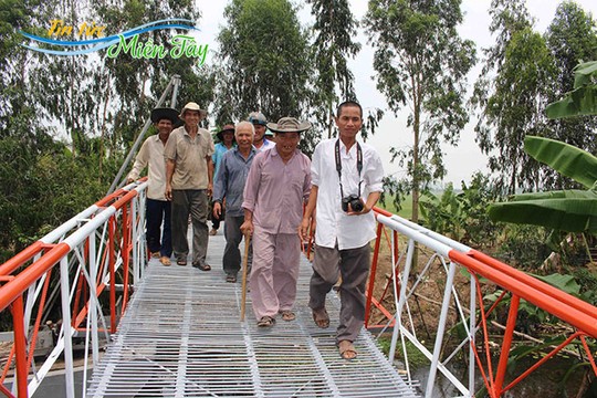  Niềm vui của Ba Đạt (bìa phải) và người dân địa phương khi cầu hoàn thành. 