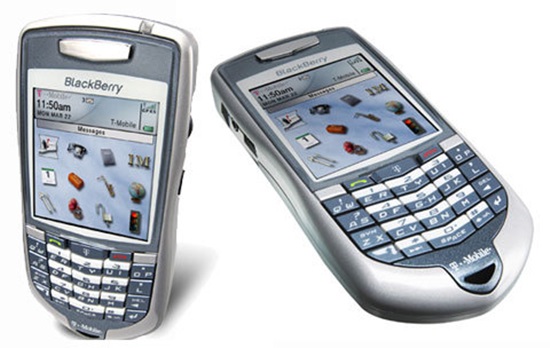  BlackBerry 7100T có dáng vẻ thon gọn hơn các đàn anh trước đây. 