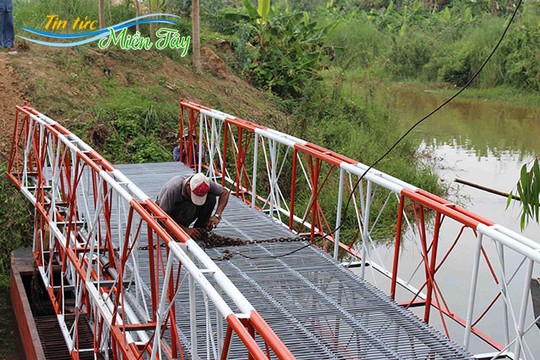  Móc đầu ròng rọc chuẩn bị kéo lên. 