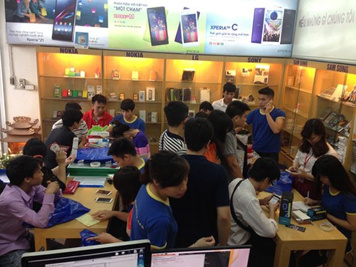 Với smartphone, người dùng Việt vẫn thích đến các showroom trải nghiệm thực tế hơn là mua online (ảnh minh họa)