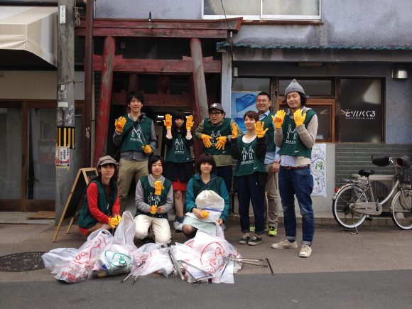 Các tình nguyện từ tổ chức NGTO Greenbird Okayama trong buổi sáng dọn dẹp thành phố.