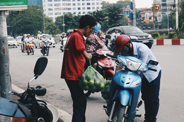  Dù ngày nắng hay mưa, chỉ cần đã nhận đơn hàng là anh Khang luôn giao đúng theo yêu cầu của khách. 