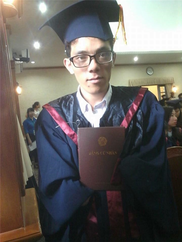 Anh Khang tốt nghiệp cử nhân chuyên ngành Khoa học quản lý. 