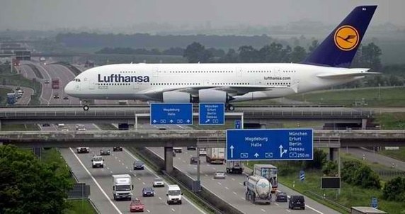  Bạn có thể nghĩ đây chắc chắn là hình ảnh Photoshop, nhưng chỉ là do góc chụp nên chiếc máy bay mới trông như đang chạy trên đường. 