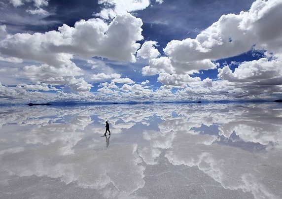  Hình ảnh một người đang bước đi trên Salar de Uyuni, ruộng muối lớn nhất thể giới ở Bolivia. 