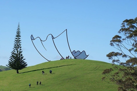  Một tác phẩm nghệ thuật ở New Zealand trông như một thứ từ bộ phim hoạt hình ghép vào đời thật. 