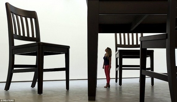  Một du khách đang quan sát tác phẩm của nghệ nhân Robert Therrien tại Trung tâm Nghệ thuật Đương đại ở Ireland. Trông cô như một người tí hon so với xung quanh. 