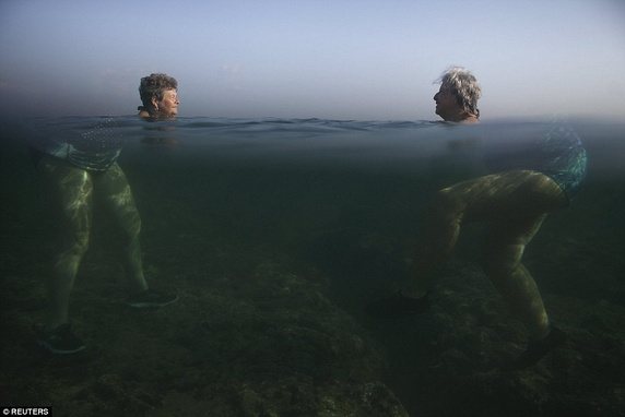  Góc chụp đặc biệt và hiệu ứng mặt nước đã làm cho 2 người phụ nữa trông rất khổng lồ và phần đầu như “lìa khỏi thân” khi đang bơi tại Cuba. 