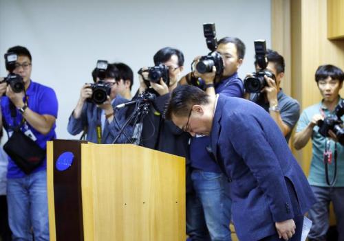 
Ông Koh Dong-jin - Chủ tịch mảng kinh doanh thiết bị di động tại Samsung Electronics cúi đầu xin lỗi tại buổi họp báo ngày 2/9.
