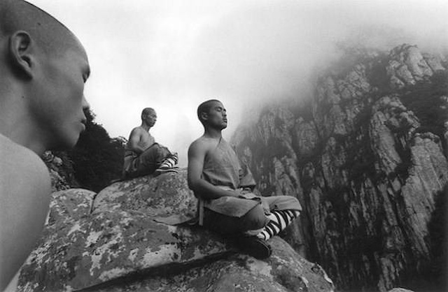  Ngồi thiền. Xuất phát từ cửa Phật, các võ tăng Thiếu Lâm ngoài việc rèn luyện võ nghệ còn phải nghiên cứu Phật pháp, qua Phật pháp mà phát huy võ thuật. 