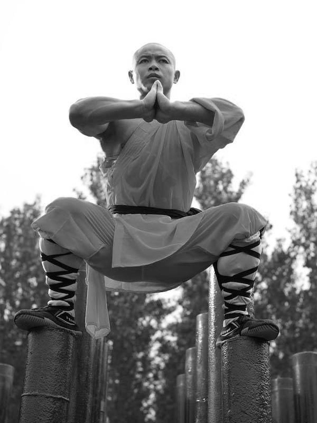  Luyện võ trên Thung là một phương pháp giúp rèn luyện thân pháp cũng như tấn pháp rất độc đáo trong võ thuật Trung Quốc nói chung, Thiếu lâm nói riêng. Trong ảnh là một nhà sư đứng trong thế Mã bộ trên thung. 