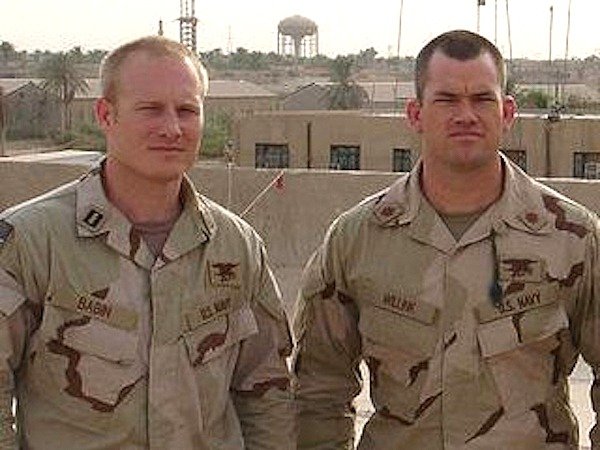  Hai cựu chỉ huy lực lượng thuộc đội đặc nhiệm SEAL - Jocko Willink và & Leif Babin khi nhận nhiệm vụ tại Ramadi, Iraq năm 2006 