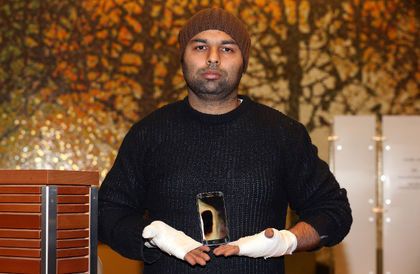  Amarjit Mann với hai bàn tay bị bỏng và chiếc Galaxy S7 