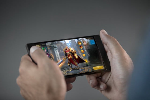  Với viên pin 4.000 mAh và hỗ trợ công nghệ sạc nhanh QuickCharge 4.0 , chơi game trên Razer Phone sẽ sướng hơn rất nhiều 