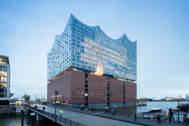  Nhà hát Hamburg nhìn từ trục đường ven sông. Có một sự tương phản mạnh mẽ giữa hai ngôn ngữ kiến trúc của khối đế và khối kính phía trên, phải chăng đó là một sự ngụ ý ? 