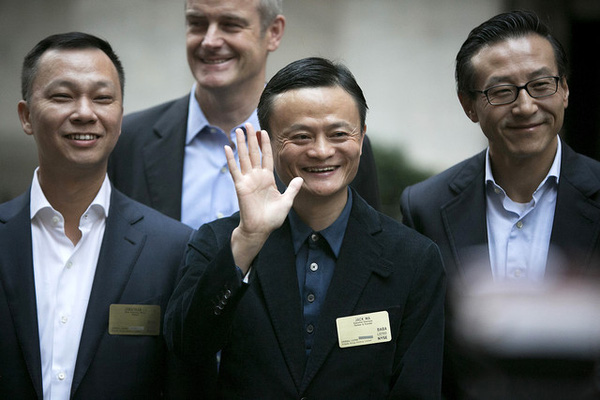  Joseph Tsai (ngoài cùng bên phải) đứng cùng Jack Ma trong ngày Alibaba IPO thành công tại Mỹ. 