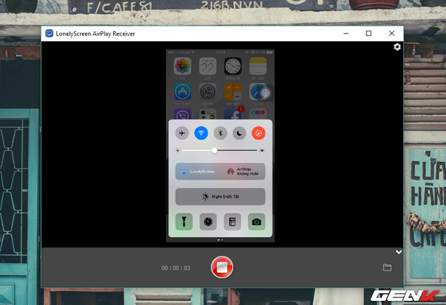  Bên cạnh khả năng truyền dẫn màn hình iPhone lên máy tính, LonelyScreen còn cung cấp cho người dùng lựa chọn quay video lại các thao tác trên màn hình iPhone. Bạn chỉ đơn giản là nhấn vào nút đỏ là quá trình ghi hình sẽ bắt đầu. 