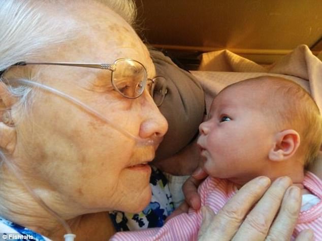 Bức ảnh ghi lại khoảnh khắc bà ngoại 92 tuổi gặp “thành viên mới”.