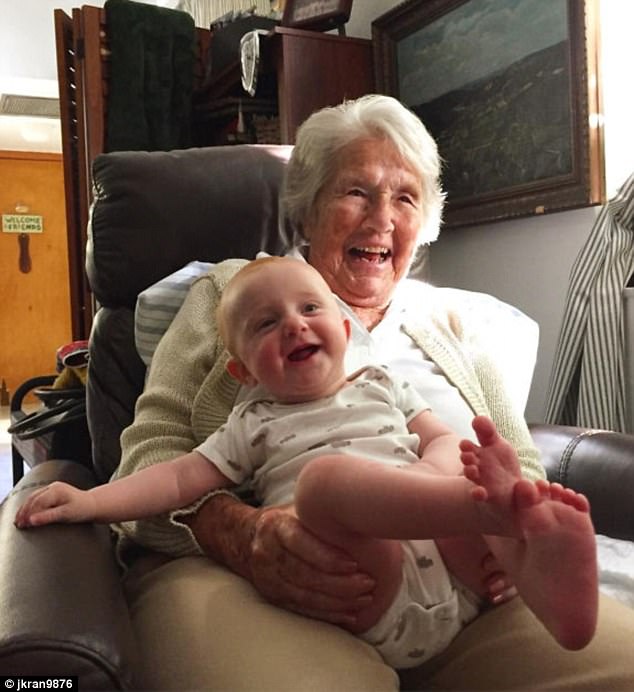 Hình ảnh hạnh phúc khi cụ bà 96 tuổi gặp chắt gái.